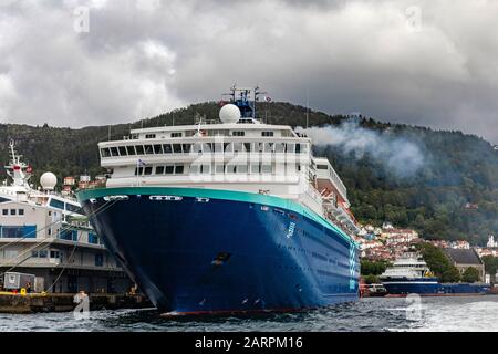 Nave da crociera Zenith (costruita nel 1992) nel porto di Bergen, Norvegia. Offshore nave di fornitura Island Dragon in background. Foto Stock