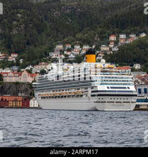 Nave da crociera italiana Costa Favolosa pronta a partire dal porto di Bergen, Norvegia. Baia di Sandviken sullo sfondo. Foto Stock