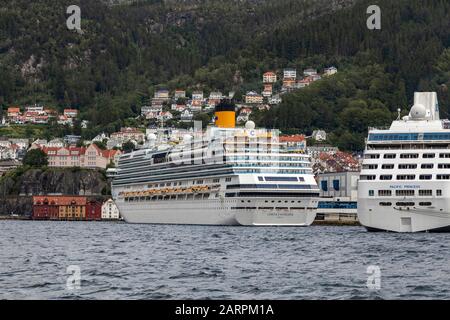 Nave da crociera italiana Costa Favolosa pronta a partire dal porto di Bergen, Norvegia. Baia di Sandviken sullo sfondo. Foto Stock