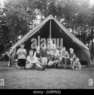 VCJC Kamp Vlieland [un gruppo di ragazzi con leader per una tenda] Data: 27 luglio 1950 luogo: Friesland, Vlieland Parole Chiave: Organizzazioni giovanili, campi Foto Stock