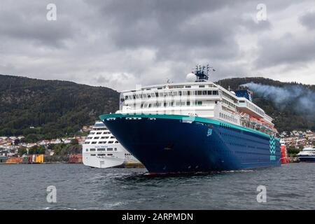 Nave da crociera Zenith (costruita nel 1992) ideparting dal porto di Bergen, Norvegia. Foto Stock