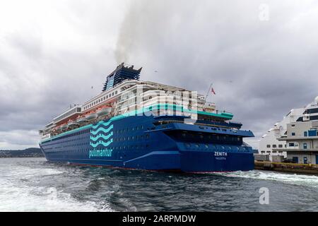 Nave da crociera Zenith (costruita nel 1992) con partenza dal porto di Bergen, Norvegia. Foto Stock