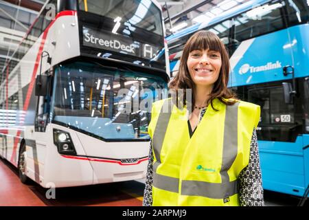 Ministro per le infrastrutture Nichola Mallon si trova accanto al prototipo di autobus idrogeno Wrightbus, mentre Translink svela i primi autobus sostenibili per celle a combustibile dell'Irlanda del Nord alimentati dall'energia eolica presso il suo Milewater Service Centre di Belfast. Foto Stock