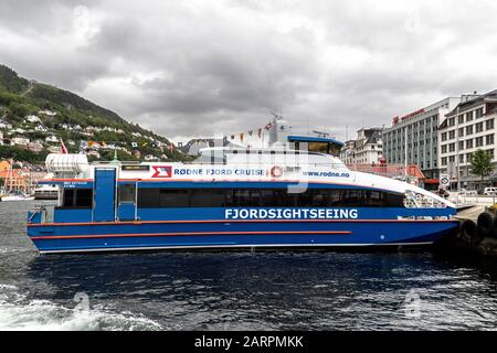 Catamarano ad alta velocita' per passeggeri Rygertroll nel porto di Bergen, Norvegia. Al terminal Strandkaien. Foto Stock