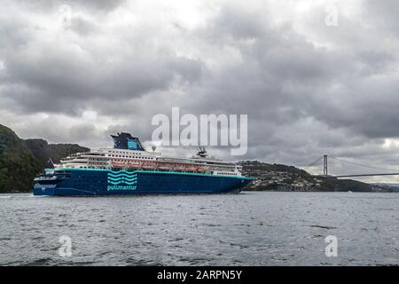 Nave da crociera Zenith (costruita nel 1992) con partenza dal porto di Bergen, Norvegia. Passando sotto il ponte sospeso Askoey. Foto Stock