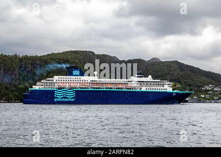 Nave da crociera Zenith (costruita nel 1992) con partenza dal porto di Bergen, Norvegia Foto Stock
