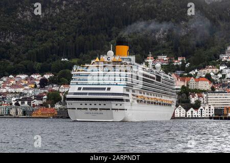 Nave da crociera italiana Costa Favolosa pronta a partire dal porto di Bergen, Norvegia. Skuteviken e baia di Sandviken sullo sfondo. Foto Stock