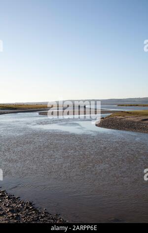 Il canale del fiume acquitrino See Gate di sabbia vicino al villaggio di Flookborough riva di Morecambe Bay una giornata invernale dei Laghi Sud Cumbria Foto Stock