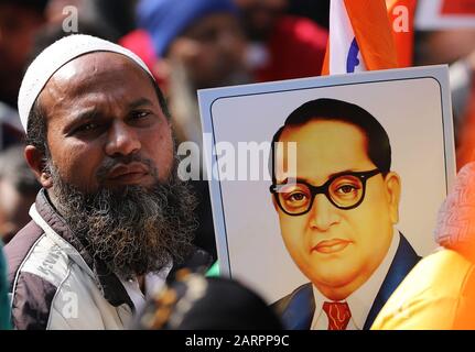 Delhi, India. 29th Gen 2020. Un manifestante tiene un ritratto del dottor Bhimrao Ramji Ambedkar durante la manifestazione a Delhi.Un numero Enorme di manifestanti compresi i bambini, le donne e gli attivisti sociali si sono riuniti a Janter Manter, Nuova Delhi per mostrare la loro rabbia contro il Citizenship Emendment Act 2019 (CAA), Registro Nazionale Della Popolazione (NPR) e registro nazionale Dei Cittadini (NRC). Credit: Sopa Images Limited/Alamy Live News Foto Stock