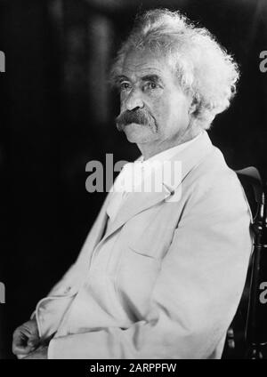 Ritratto d'epoca di scrittore americano e umorista Samuel Langhorne Clemens (1835 – 1910), meglio conosciuto dal suo nome di penna di Mark Twain. Foto circa 1905 di Bain News Service. Foto Stock