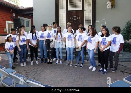 Los Angeles, Stati Uniti. 28th Gen 2020. Coro della High School di Hollywood in presenza per il 35th anniversario di 'We Are The World', gli Henson Recording Studios di Los Angeles, CA 28 gennaio 2020. Credito: Priscilla Grant/Everett Collection/Alamy Live News Foto Stock