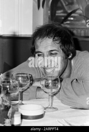 Adriano Celentano, italienischer Sänger und Schauspieler, in einem italienischen Restaurant Hamburg, Deutschland um 1982. Cantante e attore italiano Adriano Celentano visita un ristorante italiano ad Amburgo, Germania intorno al 1982. Foto Stock