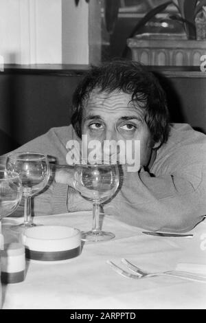 Adriano Celentano, italienischer Sänger und Schauspieler, in einem italienischen Restaurant Hamburg, Deutschland um 1982. Cantante e attore italiano Adriano Celentano visita un ristorante italiano ad Amburgo, Germania intorno al 1982. Foto Stock