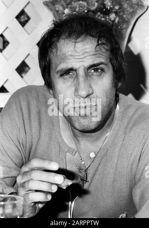 Adriano Celentano, italienischer Sänger und Schauspieler, in einem italienischen Restaurant Hamburg, Deutschland um 1982. Cantante e attore italiano Adriano Celentano visita un ristorante italiano ad Amburgo, Germania intorno al 1982. Foto Stock