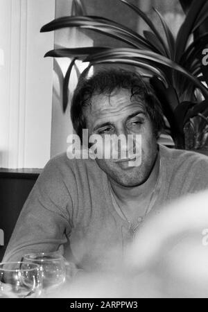 Adriano Celentano, italienischer Sänger und Schauspieler, in einem italienischen Restaurant Hamburg, Deutschland um 1982. Cantante e attore italiano Adriano Celentano visita un ristorante italiano ad Amburgo, Germania intorno al 1982. Foto Stock