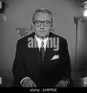 Werner Veigel, deutscher Nachrichtensprecher und Radiomoderator, im Tagesschau Studio in Hamburg, Deutschland 1960er Jahre. Giornale tedesco e radio altoparlante Werner Veigel ad Amburgo, Germania 1960s. Foto Stock