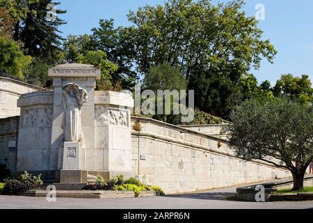 Monumento ai caduti, scultura in pietra, la prima guerra mondiale e la seconda guerra mondiale, scultore Louis Botinelly, ingresso al Rocher des Doms Park, arte pubblica, Provenza, Avignone, Francia, Foto Stock