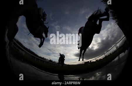 I cavalli prendono il salto in acqua nella corsa di corsa di Somerby Chase a Leicester. Foto Stock