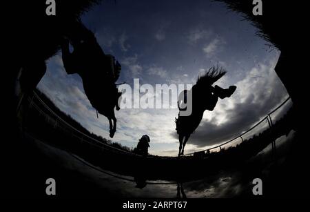 I cavalli prendono il salto in acqua nella corsa di corsa di Somerby Chase a Leicester. Foto Stock