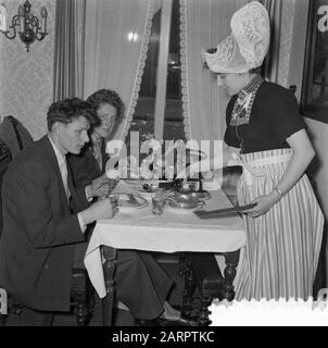 Serie Volendam Data: 11 Febbraio 1957 Località: Noord-Holland, Volendam Foto Stock