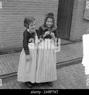 Serie Volendam Data: 8 Febbraio 1957 Località: Noord-Holland, Volendam Parole Chiave: Serie Foto Stock