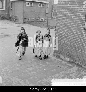 Serie Volendam Data: 11 Febbraio 1957 Località: Noord-Holland, Volendam Foto Stock