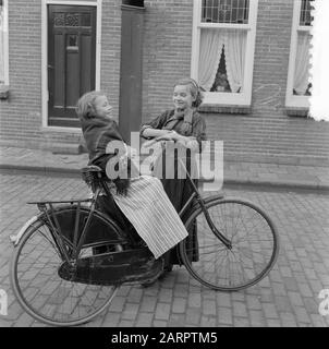 Serie Volendam Data: 11 Febbraio 1957 Località: Noord-Holland, Volendam Foto Stock
