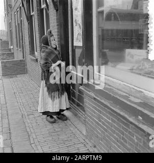 Serie Volendam Data: 11 Febbraio 1957 Località: Noord-Holland, Volendam Foto Stock