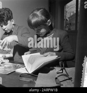 Bambini nel Reinildahuis in Marnixstraat 28 Amsterdam Data: 8 aprile 1957 Località: Amsterdam, Noord-Holland Parole Chiave: Bambini Foto Stock