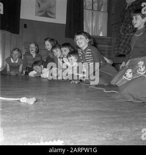 Bambini nel Reinildahuis in Marnixstraat 28 Amsterdam Data: 8 aprile 1957 Località: Amsterdam, Noord-Holland Parole Chiave: Bambini Foto Stock