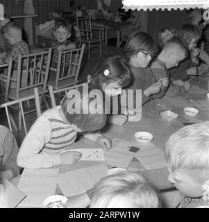 Bambini nel Reinildahuis in Marnixstraat 28 Amsterdam Data: 8 aprile 1957 Località: Amsterdam, Noord-Holland Parole Chiave: Bambini Foto Stock