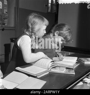 Bambini nel Reinildahuis in Marnixstraat 28 Amsterdam Data: 8 aprile 1957 Località: Amsterdam, Noord-Holland Parole Chiave: Bambini Foto Stock