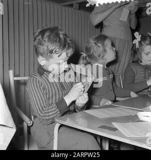 Bambini nel Reinildahuis in Marnixstraat 28 Amsterdam Data: 8 aprile 1957 Località: Amsterdam, Noord-Holland Parole Chiave: Bambini Foto Stock