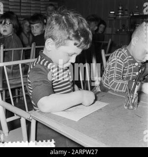 Bambini nel Reinildahuis in Marnixstraat 28 Amsterdam Data: 8 aprile 1957 Località: Amsterdam, Noord-Holland Parole Chiave: Bambini Foto Stock