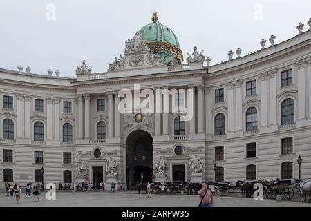 Vienna, Austria - 4 giugno 2019; Michaeltor, la porta sulla Michaelerplatz, una piazza di fronte al palazzo Hofburg, il centro di Vienna Foto Stock