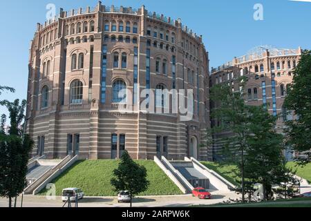 Vienna, Austria - 8 giugno 2019 Gasometer un ex serbatoio di gas a Vienna che ora sono appartamenti per studenti e uso di intrattenimento Foto Stock