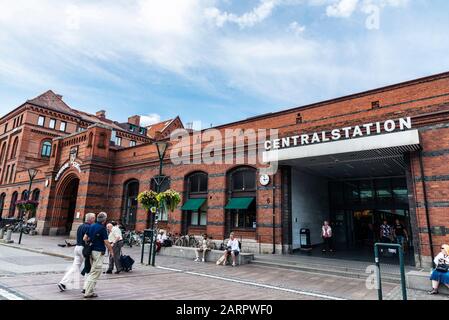 Malmo, Svezia - 30 agosto 2019: Facciata della stazione centrale di Malmo con persone in giro in Svezia Foto Stock