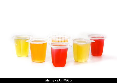 gelatine di sapori e colori diversi isolate su sfondo bianco. Spazio di copia Foto Stock