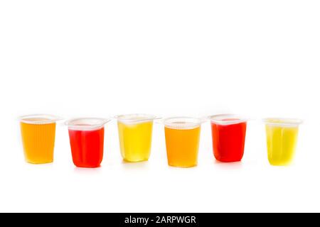 gelatine di sapori e colori diversi isolate su sfondo bianco. Spazio di copia Foto Stock