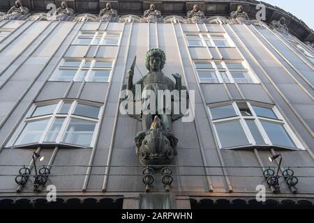 Vienna, Austria - 10 giugno 2019; scultura dell'Arcangelo Michele sulla facciata dello Zacherlhaus un edificio nel centro di Vienna, realizzato da Josef Foto Stock