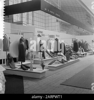 Fiera della moda maschile in RAI Amsterdam Data: 2 settembre 1957 Località: Amsterdam, Noord-Holland Nome dell'istituzione: Rai Foto Stock