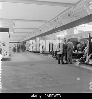 Fiera della moda maschile in RAI Amsterdam Data: 2 settembre 1957 Località: Amsterdam, Noord-Holland Nome dell'istituzione: Rai Foto Stock