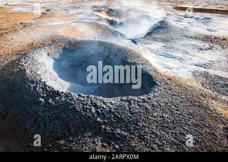 Hverir, conosciuta anche come area geotermica di Namafjall, si trova vicino al nord-est dell'Islanda e contiene fumarole fumanti come questa Foto Stock