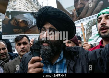 Kashmiris e Sikhs protestano al di fuori dell'alta Commissione indiana a Londra il giorno 2020 della Repubblica. Una protesta anti-India per raccontare al mondo i crimini discriminatori e razzisti che lo Stato indiano ha commesso sotto modi sta commiserando contro musulmani, sikh, cristiani, dalit ecc. 26 gennaio 2020 Foto Stock