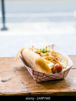 Hot dog di Seattle su un banco di passeggiata durante l'ora di punta del pomeriggio appena fuori dal Molo 55 del Waterfront di Seattle Foto Stock