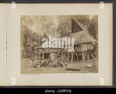 Album fotografico Deli Company: Aceh, KNIL militari post e operazioni [Unit KNIL Corps Marechausseposes after beaking Kota Sukoen] Annotation: La foto mostra un'azione dalla guerra contro Aceh - Sì. Il 6 agosto 1897, un'unità del corpo di Marechaussee invade il rinforzo kota Sukoen e uccide più di 57 uomini. A pochi minuti dall'azione si pongono per il fotografo Christiaan Benjamin Nieuwenhuis. Un certo numero di essi sono decorati in alto per questa azione. La relazione sul successo ottenuto sarà trasmessa con urgenza a Batavia e nei Paesi Bassi. Otterrete le carte, ma wi Foto Stock