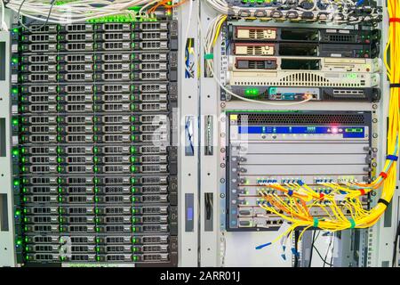 I server moderni vengono installati nei rack della sala server del data center. I cavi Internet ottici sono collegati al router principale. Computer Foto Stock