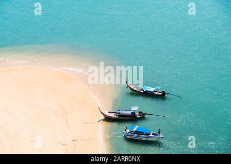 Una bella e appartata fuga sulla spiaggia sulla riva di una piccola isola sabbiosa nella baia di Phang Nga, Thailandia. L'acqua cristallina blu rende il modo migliore per fare snorkeling Foto Stock