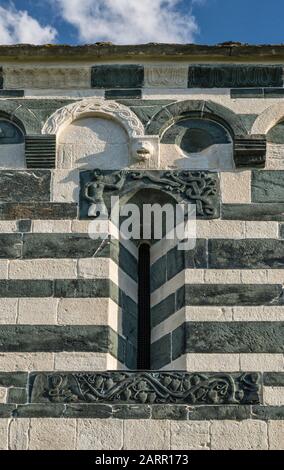 Finestra con fessura a freccia che si apre alla Chiesa di San Michele, 1280, in stile romanico-pisano, a Murato, nella regione di Nebbio, Dipartimento Haute-Corse, Corsica, Francia Foto Stock