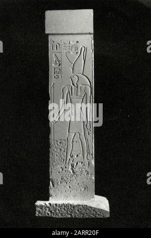 Stele rappresentante il dio egiziano Atum, Egitto 1950s Foto Stock